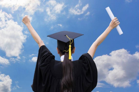 Bé gái 10 tuổi được cha dạy học tại nhà đã tốt nghiệp đại học với bằng kép