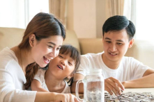 Trong một gia đình có 2 con, tại sao con thứ thường lanh lợi hơn?