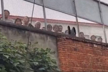 MXH: Video nhiều người trèo tường kêu cứu tại bệnh viện tâm thần Trùng Khánh