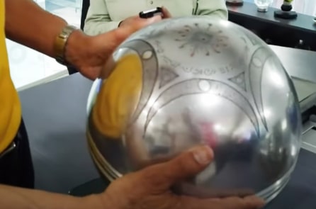 Quả cầu kim loại bí ẩn rơi xuống Colombia là tác phẩm nghệ thuật hay UFO?