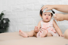 8 nguyên tắc vàng cần nhớ khi cho trẻ bị sốt nằm điều hòa