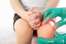 Con kêu đau chân – cha mẹ nên làm gì?