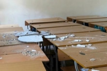 Ngôi trường bị sập vữa trần trong lớp: Bảng đã ‘rụng’ trước khi vữa rơi