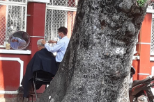 Hớt tóc vỉa hè