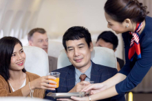 Tại sao bạn nên uống loại nước ngọt có ga trên máy bay?