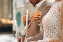 Một chú rể ngất xỉu tại đám cưới, mục sư nhanh chóng chạy đến cứu