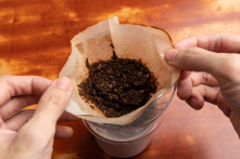 Bã cà phê: Những công dụng vượt xa tách cà phê buổi sáng