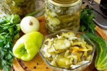 Dưa cà muối chua: Vì sao cần nén chặt, đậy kỹ?