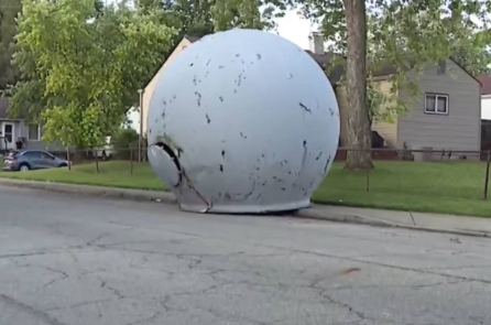 Một quả cầu bí ẩn khổng lồ xuất hiện sau một cơn bão