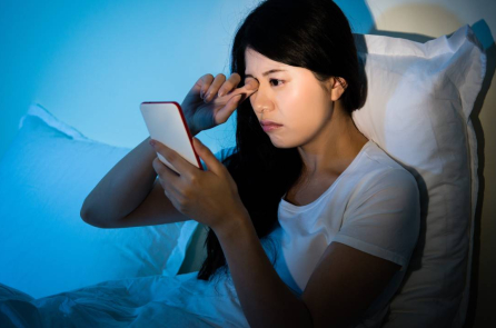 Từ đau mắt đến ung thư: Những rủi ro bị bỏ qua của ánh sáng xanh