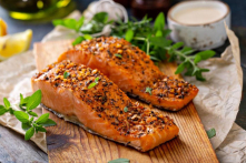 Cá hồi hay thịt gà bổ dưỡng hơn?