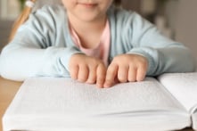 Bé gái suy giảm thị lực bẩm sinh nổi tiếng vì sự độc đáo của mình