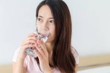 7 sự thật về việc uống nước lạnh hoặc nước ở nhiệt độ phòng mà bạn phải biết