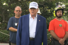 Trump nói Powell “ngu ngốc” có thể không hạ lãi suất