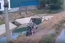 Nghệ An: Điện cao thế phóng tóe lửa vào 3 học sinh lấy diều mắc trên cột [VIDEO]