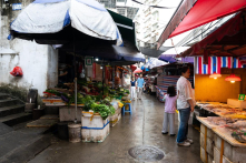 Giảm lương, sa thải, giảm phát: “Thắt lưng buộc bụng” thành hiện trạng toàn dân ở Trung Quốc