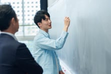 Muốn tiến bộ phải ở với thầy!