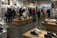 Reuters: Còn nhiều câu hỏi mở về thuế quan đối với sản phẩm dệt may, da giày từ Việt Nam