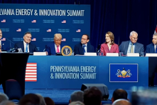 Ông Trump: Công bố đầu tư lớn, Mỹ vượt xa Trung Quốc về AI và năng lượng