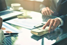 Cựu cán bộ TAND Tối cao nhận 20 tỷ đồng trong thùng carton để lừa chạy án