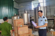 Phạt hành chính công ty sản xuất hàng trăm sản phẩm chất tẩy rửa giả mạo tại Hưng Yên