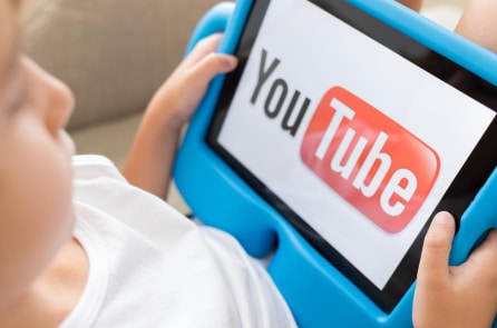 YouTube bắt đầu thử nghiệm dùng AI xác minh độ tuổi tại Mỹ