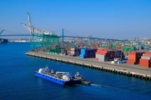 Thâm hụt thương mại của Hoa Kỳ giảm xuống mức thấp nhất trong 2 năm