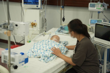 Uống nhầm tinh dầu đuổi muỗi, bé 15 tháng rơi vào nguy kịch, có nguy cơ xơ phổi