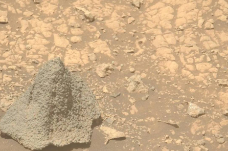 Xe tự hành của NASA phát hiện ‘mũ bảo hiểm’ bí ẩn trên sao Hỏa