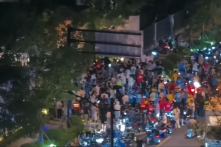 Hơn 200 tài xế giao hàng ở Thượng Hải biểu tình, bao vây xe cảnh sát đòi thả người