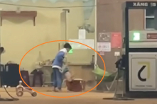 Bé trai 16 tháng tuổi bị bác dâu xách chân, ném ở cây xăng