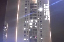 ‘Dũng sĩ’ chiếu biểu ngữ chống ĐCSTQ: Khâm phục Pháp Luân Công giúp người TQ vượt tường lửa