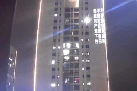 ‘Dũng sĩ’ chiếu biểu ngữ chống ĐCSTQ: Khâm phục Pháp Luân Công giúp người TQ vượt tường lửa