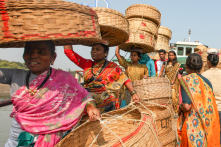 Ấn Độ: Người nghèo đổi rác lấy thực phẩm, một mũi tên trúng hai đích