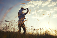 Một con quạ giúp hai cha con tìm lại ký ức 25 năm trước