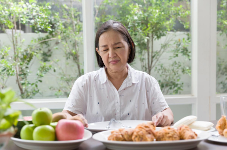 Ăn sáng muộn có thể là dấu hiệu cảnh báo sớm ở người cao tuổi