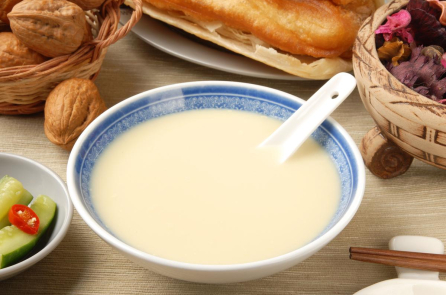 Uống sữa đậu nành vào buổi tối có những lợi ích đặc biệt mà nhiều người chưa biết