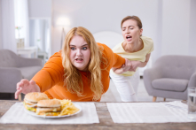 Thực phẩm siêu chế biến được sản xuất giống như thuốc lá