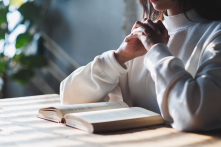 Thấy rõ một người, hà tất phải vạch trần họ