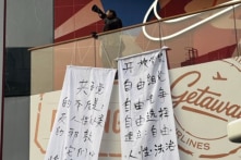 2 biểu ngữ lớn chỉ trích ĐCSTQ là “tà giáo phản nhân loại” xuất hiện ở Bắc Kinh