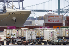 Ông Trump: Mỹ–Trung đang chiến tranh thương mại; CCTV bất ngờ chiếu phim “Đội trưởng Mỹ”