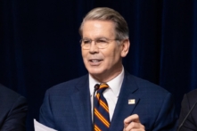 Bộ trưởng Tài chính Mỹ: Giá xăng có thể giảm xuống 3 USD mỗi gallon