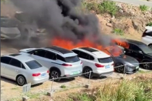 Xe điện Avatr sản xuất tại Trung Quốc bất ngờ bốc cháy, thiêu rụi 7 chiếc xe khác