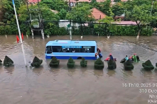 Mưa lớn sáng 16/10 gây ngập lụt nhiều tuyến đường ở Nha Trang