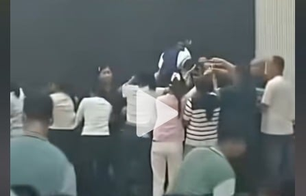 Trịnh Châu, TQ: Trường học yêu cầu phụ huynh quỳ làm “cầu người” cho học sinh giẫm qua