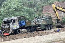 Tài xế xe đầu kéo không lách rào chắn, chiếc xe bị lũ siết biến dạng