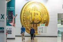 Khủng hoảng tài chính kép: Bitcoin giảm 44%, thị trường trái phiếu báo động