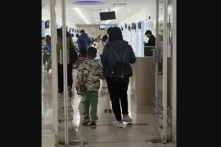 TQ: Làn sóng ốm bệnh bùng phát, hơn nửa lớp nghỉ học, bệnh viện chật cứng