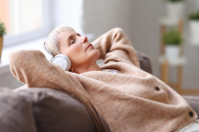 Nghiên cứu: Người cao tuổi nghe nhạc có thể giảm gần 40% nguy cơ sa sút trí tuệ