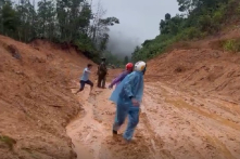 Đất đồi sạt lở ầm ầm xuống đường, người dân bỏ xe tháo chạy